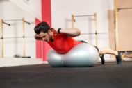 Qmed ABS Gym Ball Peanut, Фітбол арахіс, гімнастичний м'яч для фітнесу і реабілітації - Зображення 3
